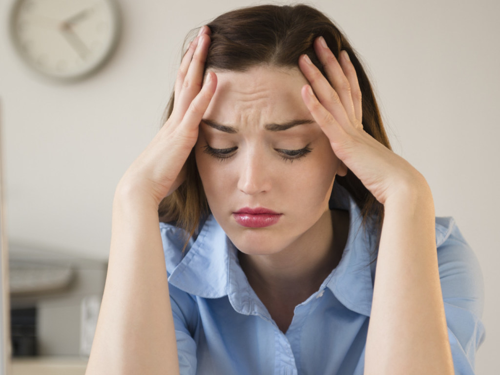 Врач: вредные привычки и «тяжелые» продукты могут стать причиной мигрени