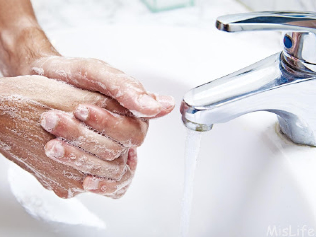 Из-за коронавируса в ВОЗ запретили трогать лицо грязными руками