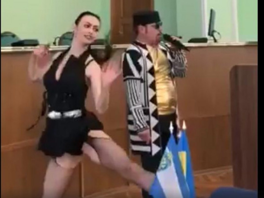 «Одни драные колготки»: херсонские чиновники «мощно» поздравили женщин танцем в чулках (ФОТО, ВИДЕО)