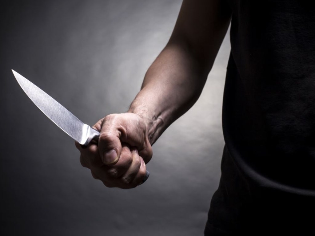 Хотел убить: в Харьковской области парень из ревности порезал ножом 17-летнюю девушку