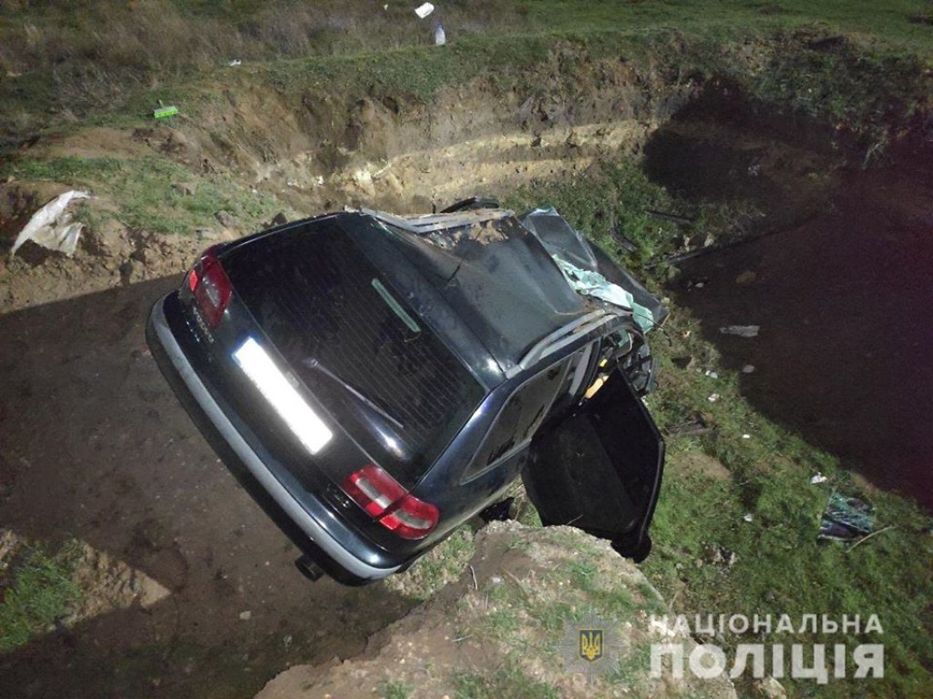 На трассе «Днепр-Николаев» авто Volvo вылетело с трассы: погибла 20-летняя девушка, 3 человека пострадали (ФОТО)
