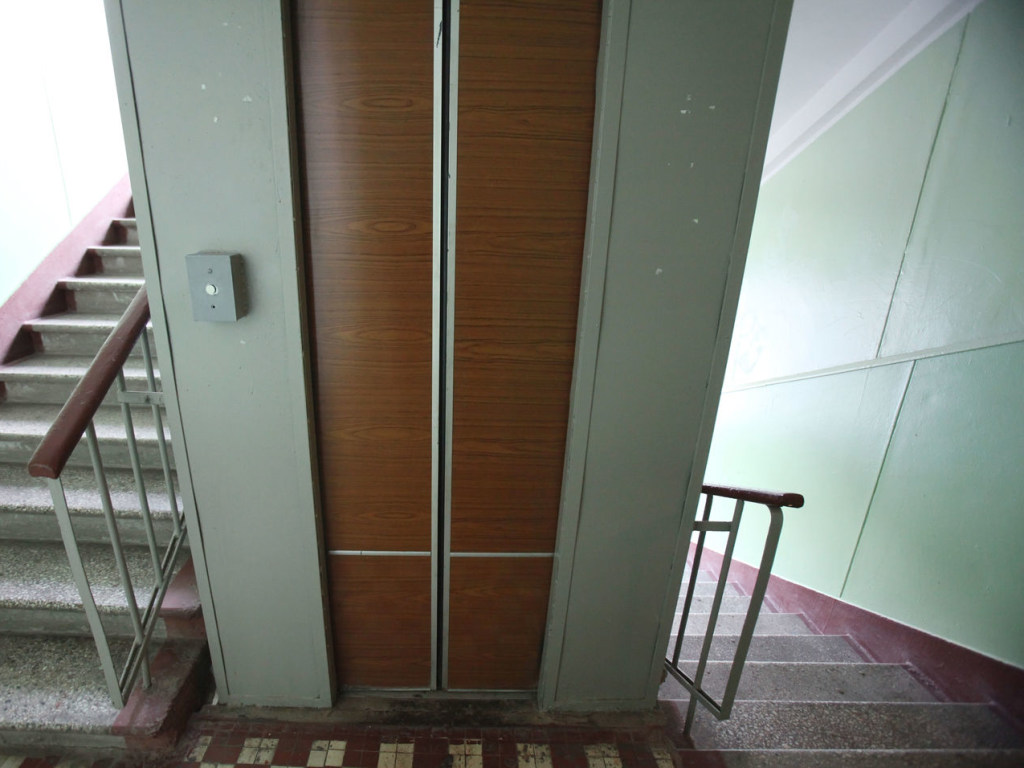 Разулся и снял одежду: неожиданная находка в столичном лифте поразила жильцов дома (ФОТО)