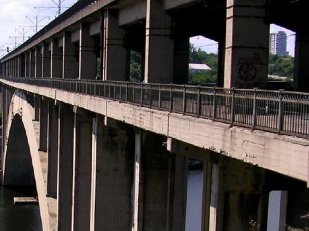 В Запорожье пенсионер упал с Арочного моста на бетон