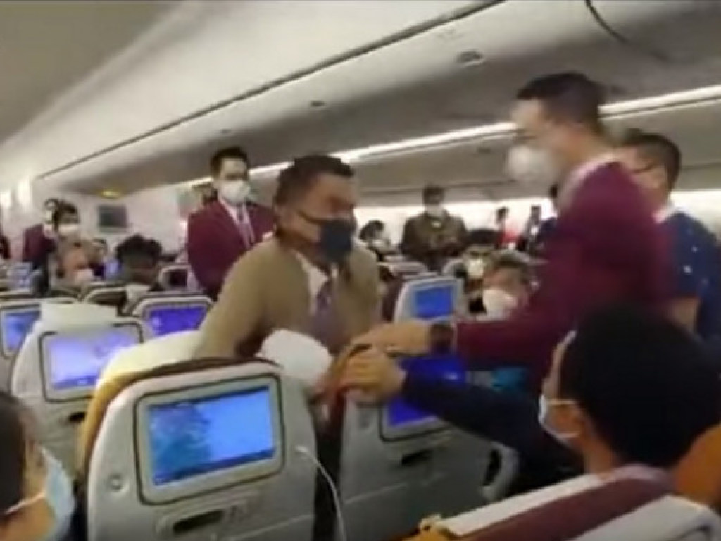 Пассажирка самолета устроила драку из-за проверки на коронавирус (ФОТО, ВИДЕО)