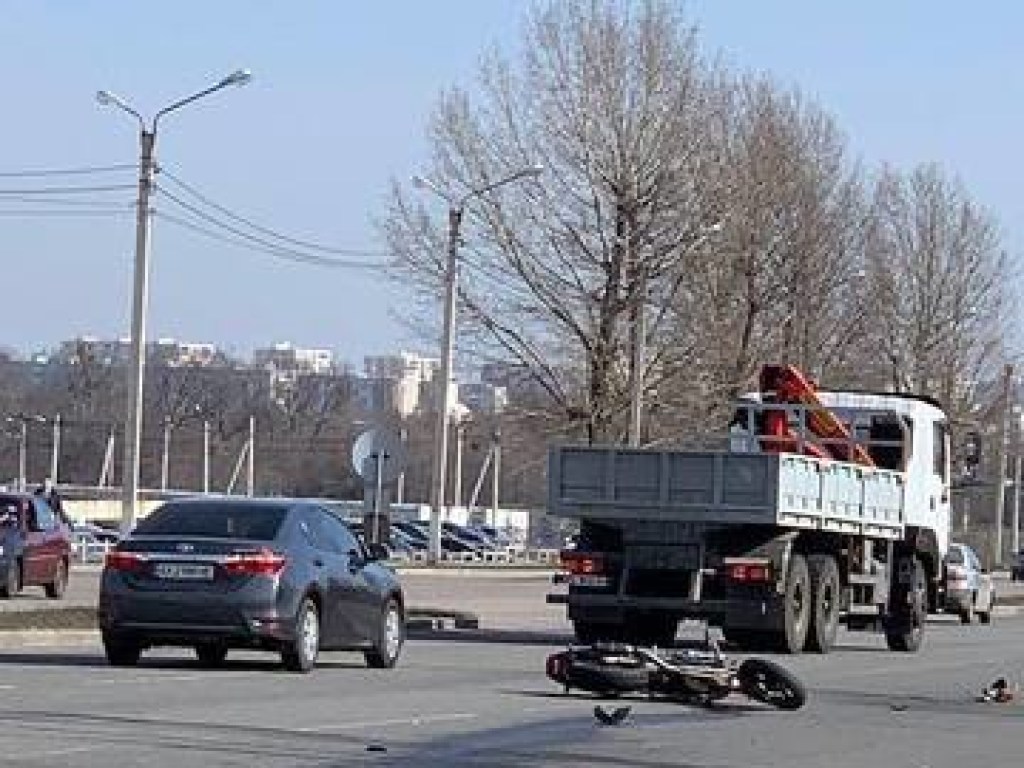 В Харькове произошло двойное ДТП с Lanos, Ford и мотоциклом (ФОТО)
