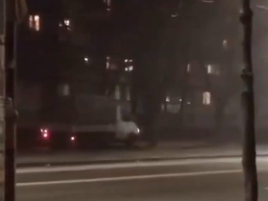 Тротуар вместо дороги: на Виноградаре в Киеве водитель фургона отличился хамской ездой (ВИДЕО)
