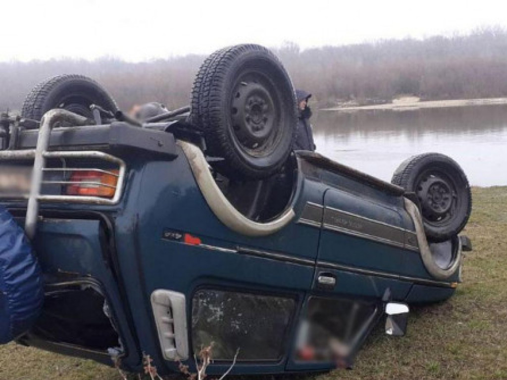 В Черниговской области машина рухнула с обрыва в Десну: погиб водитель (ФОТО)