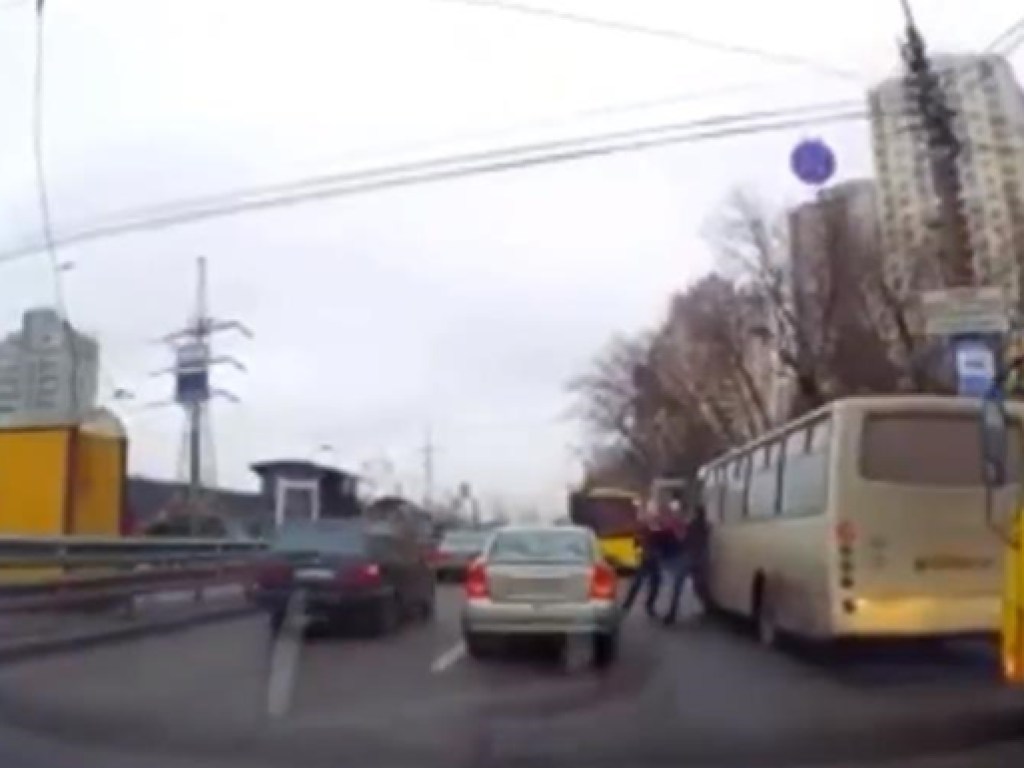 У столичной стации метро «Черниговская» водители маршруток устроили кулачный бой прямо на дороге (ВИДЕО)