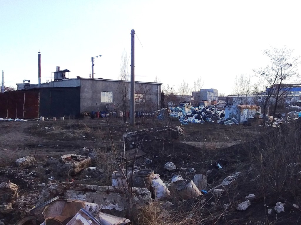 Под Киевом на мусорном полигоне нашли труп грудничка: полиция объявила в розыск горе-мать