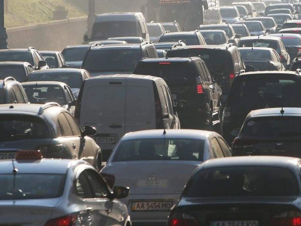 В Киеве фиксируются многочисленные пробки на дорогах: карта сложных участков
