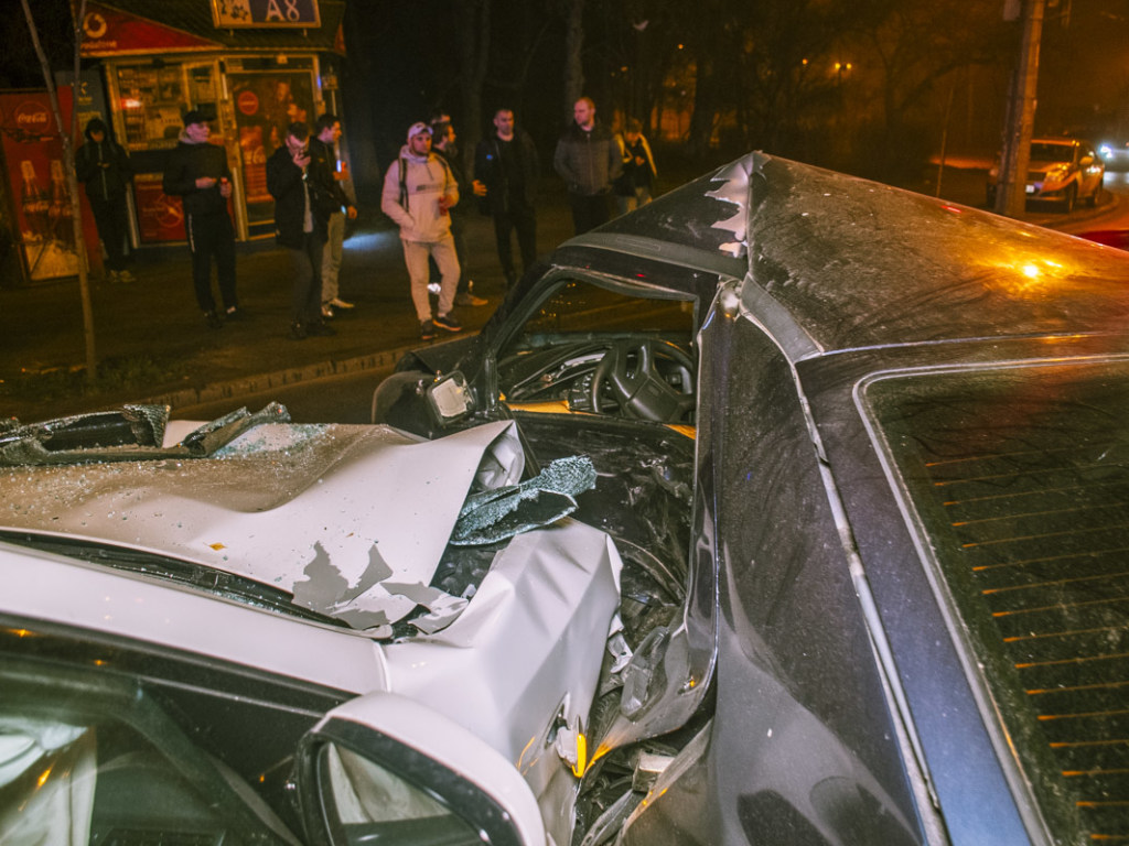 На Нивках в Киеве BMW на скорости протаранил Seat на перекрестке: есть пострадавшие (ФОТО, ВИДЕО)