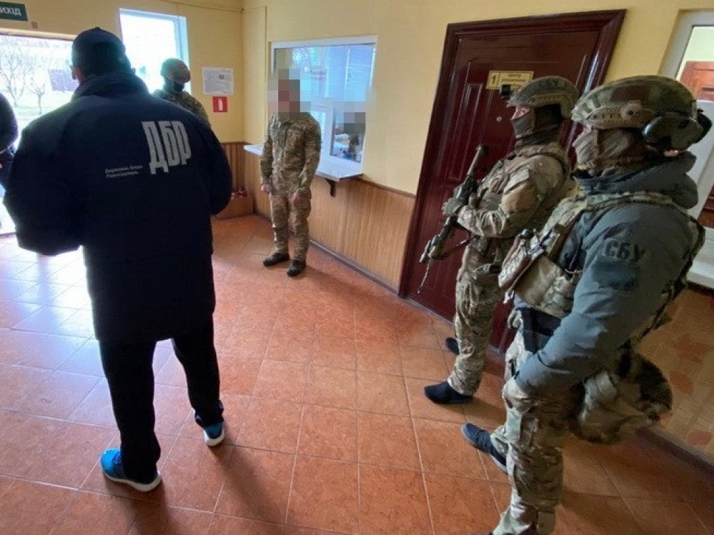 На Закарпатье силовики задержали пограничника при получении взятки за контрабанду сигарет (ФОТО)