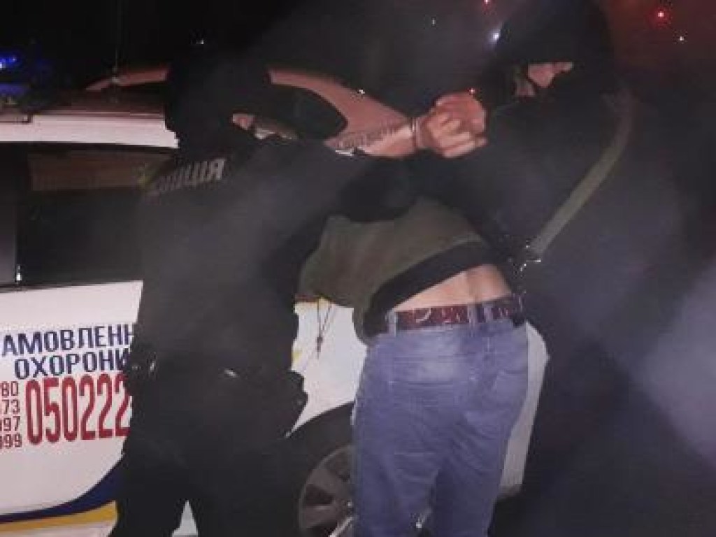 В черкасском баре пьяный парень отказался платить по счету: нарушителя заковали в наручники (ФОТО)