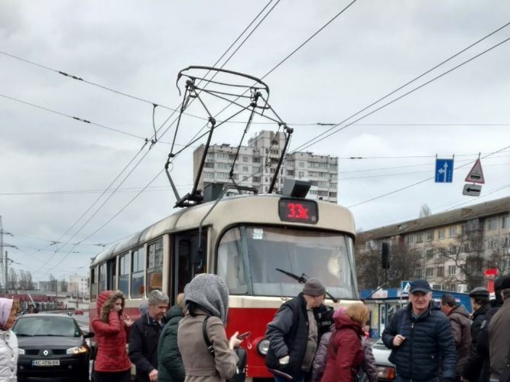 В Киеве ВАЗ влетел в трамвай: движение транспорта в обе стороны остановлено (ФОТО)