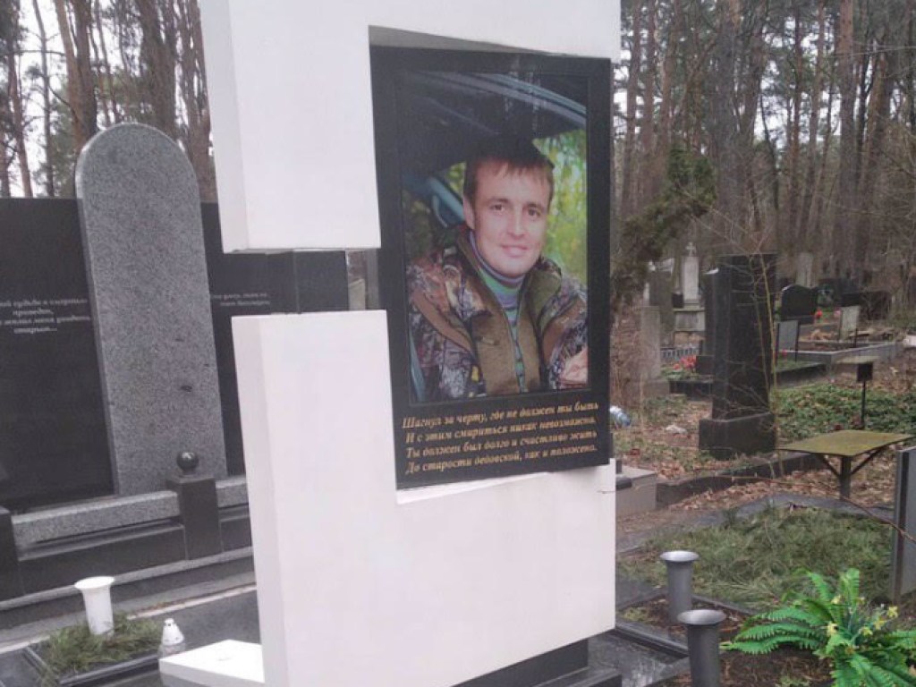 На Киевщине пенсионерку лишили земли и заставили охранять могилу сына