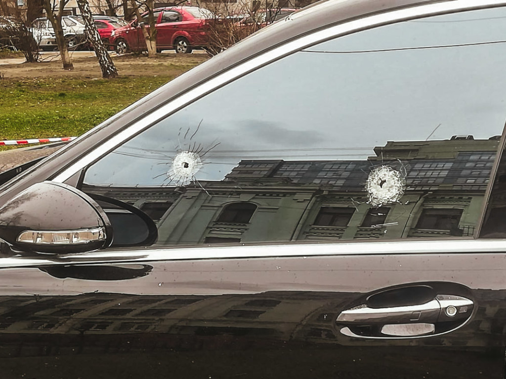Вооруженная атака на Mercedes в Киеве: стали известны подробности ЧП, опубликованы фото и видео