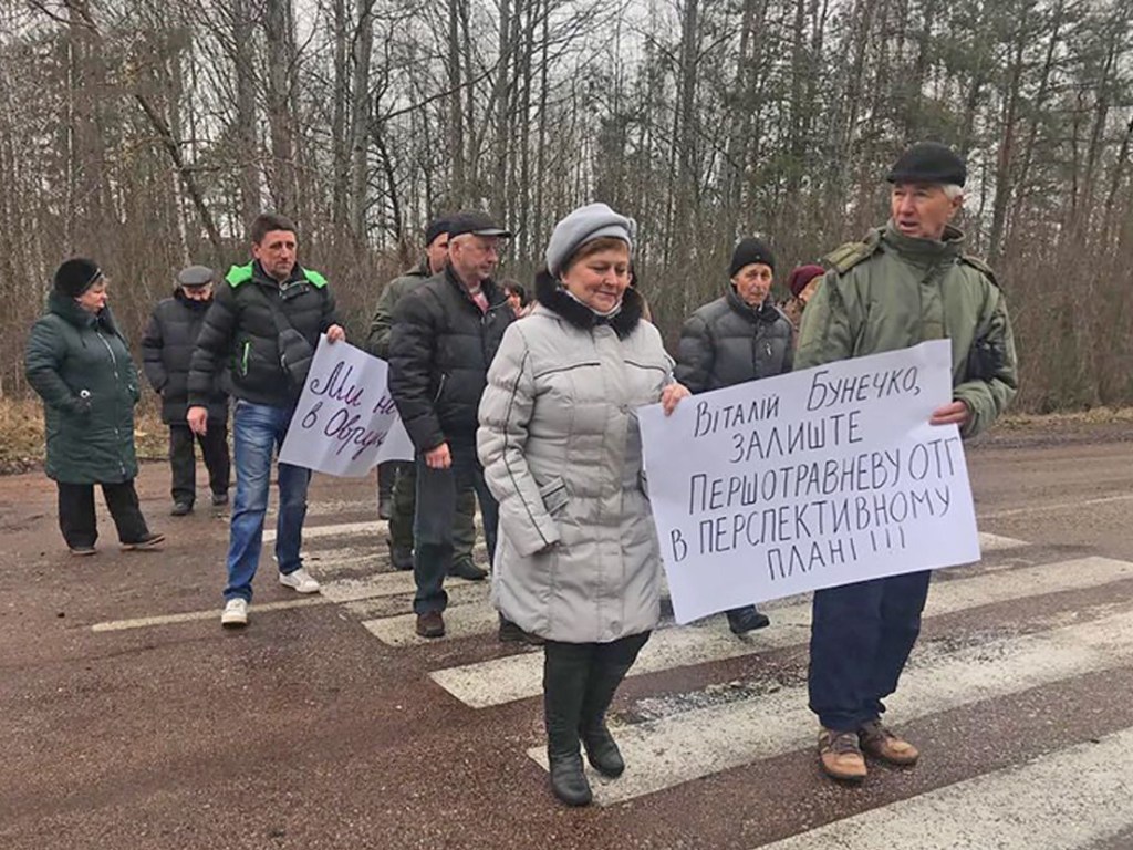 Жители Житомирской области перекрыли трассу в знак протеста (ФОТО)