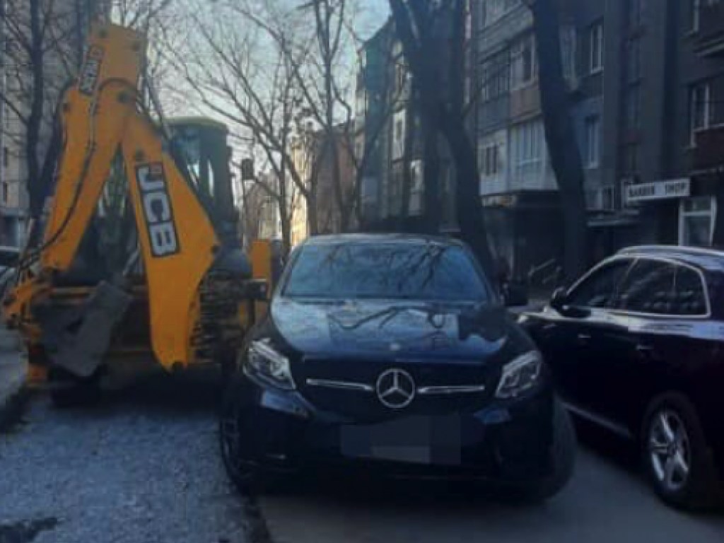 В Харькове в центре экскаватор врезался в Mercedes (ФОТО)
