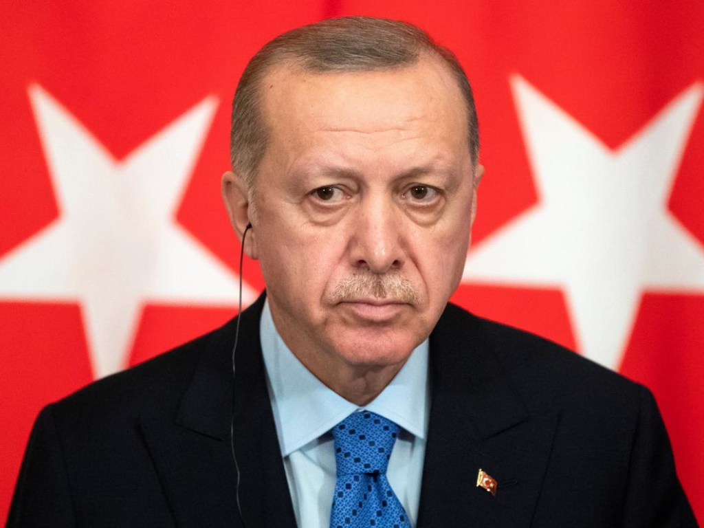 Боится коронавируса: Эрдоган пришел в парламент с тепловой камерой (ВИДЕО)
