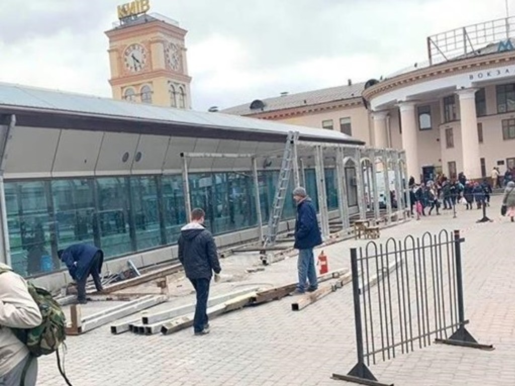 «Укрзализныця» начала демонтаж МАФов на столичном вокзале (ФОТО)