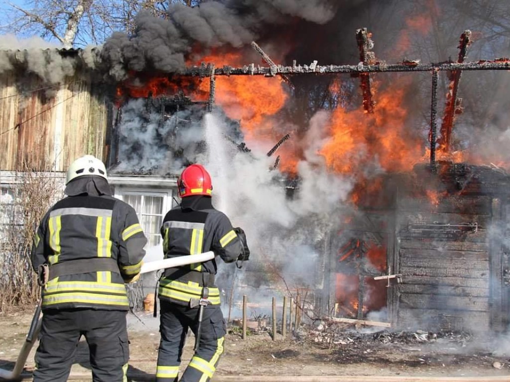В Киеве на Трухановом острове произошел мощный пожар (ФОТО)