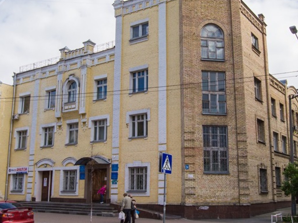 В Киеве в детской поликлинике заметили мужчину с пистолетом за поясом (ФОТО)