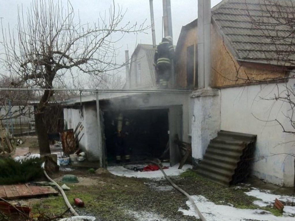 В Николаеве ликвидировали пожар в гараже (ФОТО)
