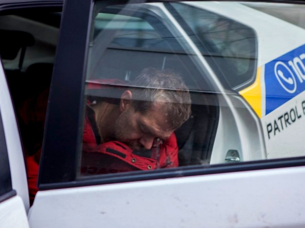 Пьяный водитель ЗАЗа чуть не сбил пешеходов в Днепре, остановился на парковке и уснул (ФОТО)