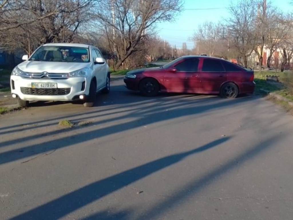 В Николаеве на перекрестке столкнулись два Opel (ФОТО)