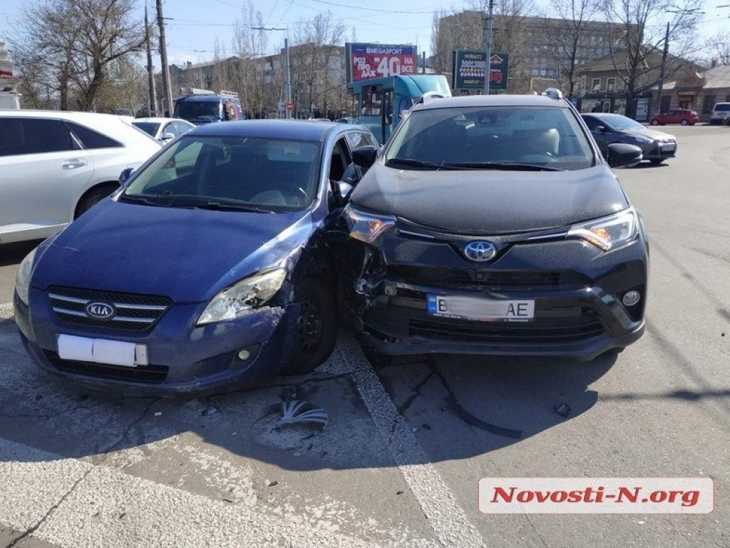 В Николаеве не поделили дорогу Toyota и Kia (ФОТО)