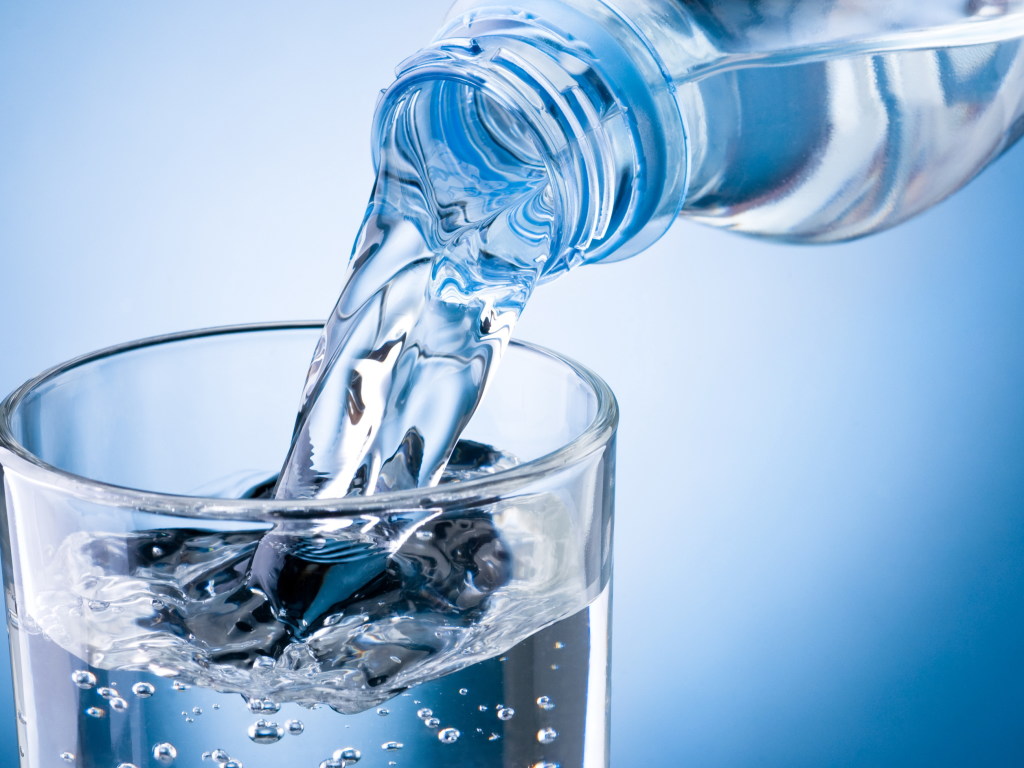 Названы полезные свойства воды, выпитой натощак