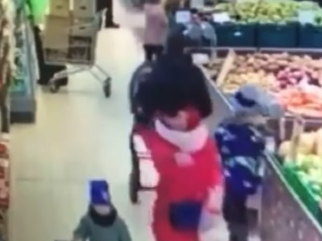 Бесстыдная кража: у малыша «угнали» самокат в столичном супермаркете (ВИДЕО)