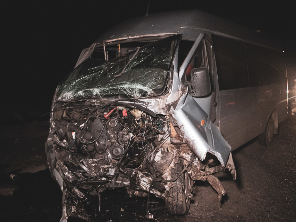 Серьезное ДТП под Киевом: Volkswagen от сильно удара микроавтобуса вылетела в кювет (ФОТО, ВИДЕО)