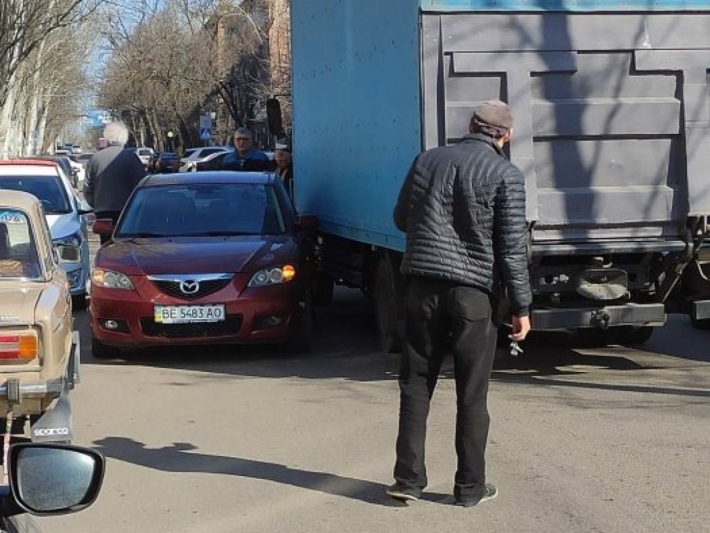 В Николаеве из-за «героев парковки» столкнулись грузовик и Mazda (ФОТО)