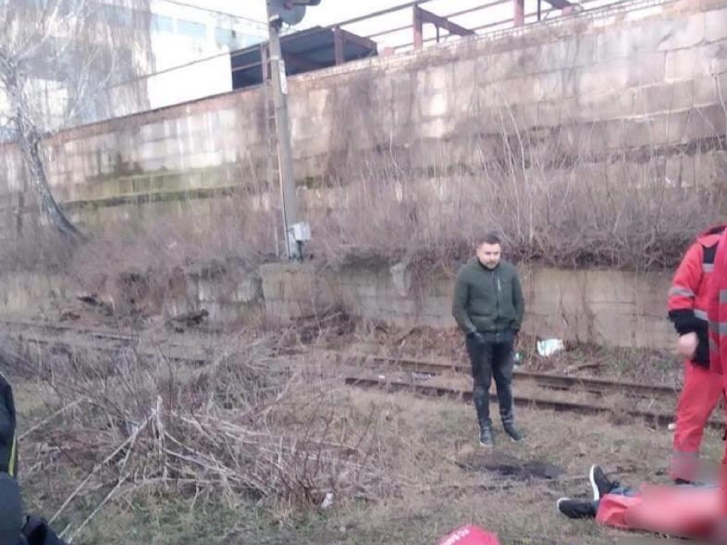 На Святошино в Киеве на железнодорожных путях нашли труп парня (ФОТО)
