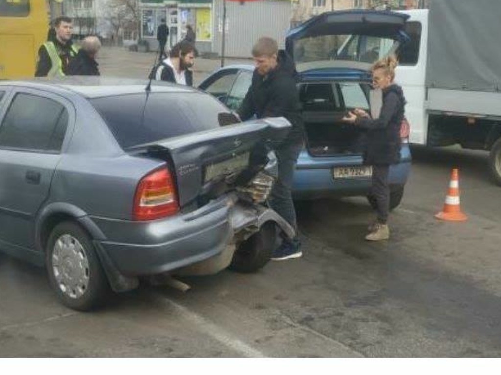 На Троещине в Киеве иномарка «догнала» авто (ВИДЕО)