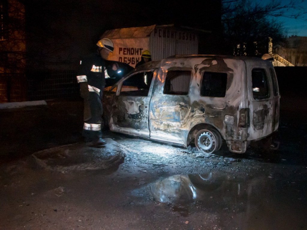 В Днепре во дворе жилого дома вспыхнул фургон: авто сгорело дотла (ФОТО)