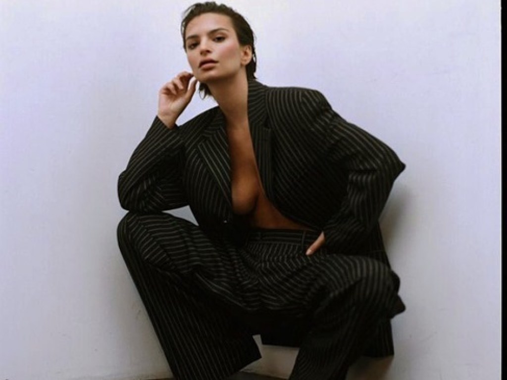 Супермодель Эмили Ратаковски примерила пиджак на голое тело (ФОТО)