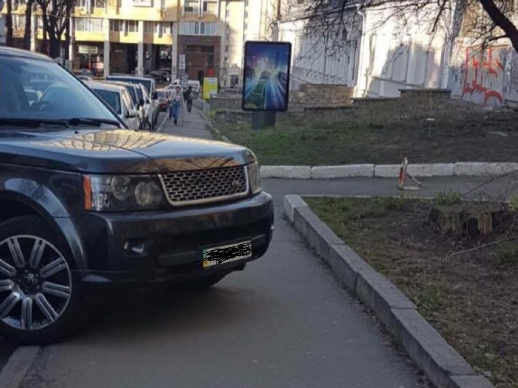 В центре Киева отличился «герой парковки» на Range Rover (ФОТО)