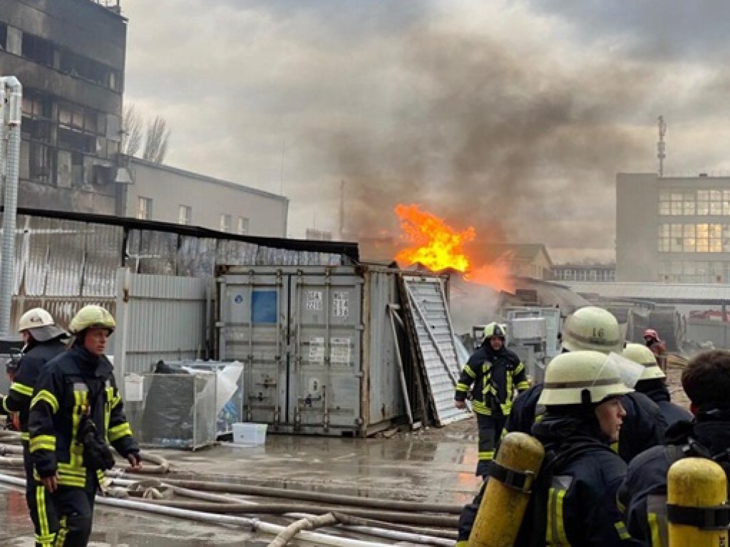Стали известны подробности пожара на химзаводе в Киеве (ФОТО, ВИДЕО)