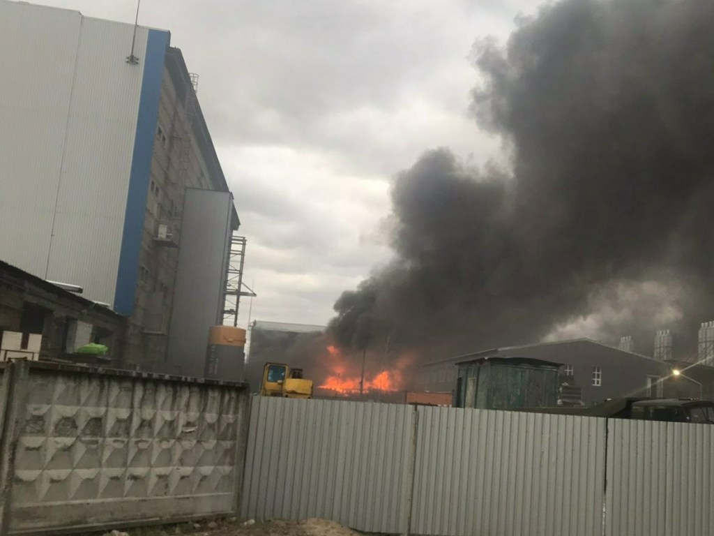В Киеве возле метро загорелись склады: слышны взрывы (ФОТО)