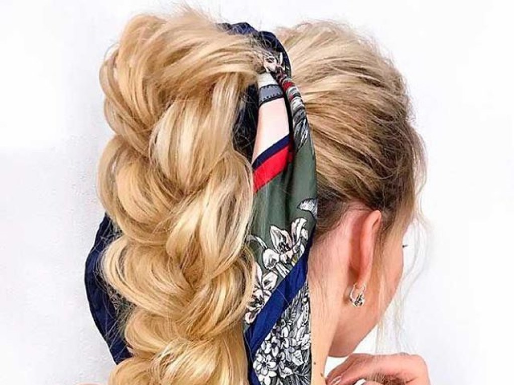 Шёлковый платок украсит вашу причёску: тренд весенней моды 2020 (ФОТО)