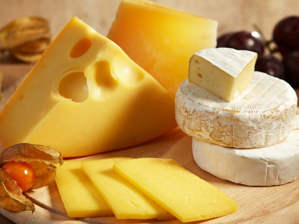Эксперты назвали самый полезный сыр
