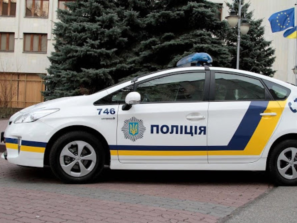 Патрульный Prius протаранил две иномарки в центре Киева: пострадавшие напали на копов (ФОТО, ВИДЕО)