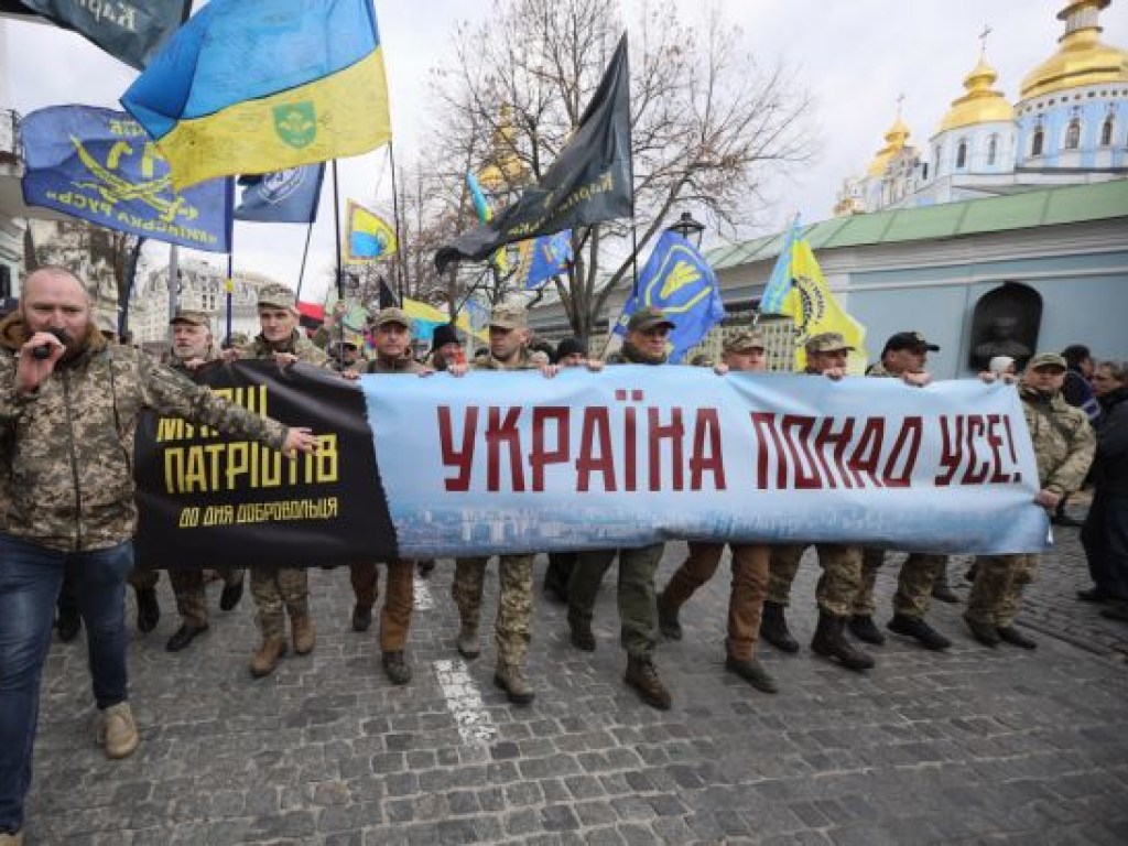 Добровольцы в Киеве прошли маршем от Михайловской площади к Офису Президента (ФОТО, ВИДЕО)