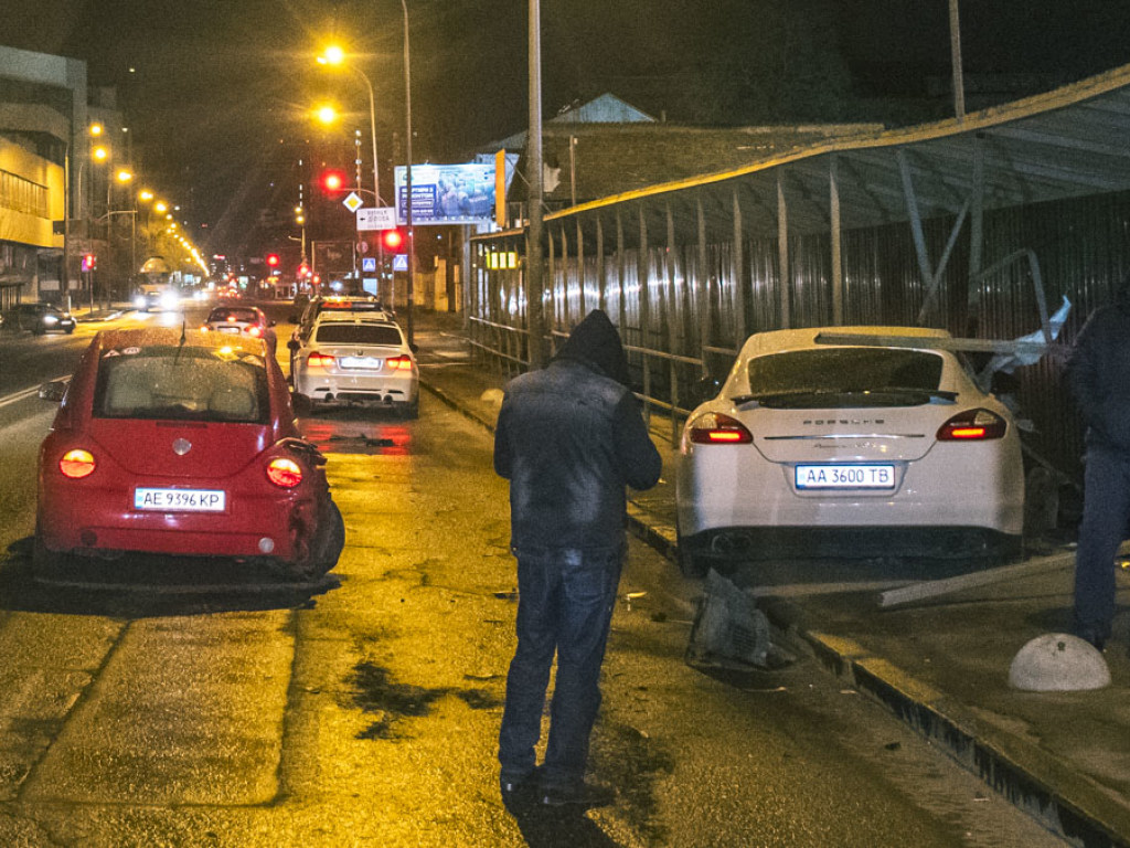 Иностранец за рулем Porsche протаранил Volkswagen и врезался в строительный забор в центре Киева (ФОТО, ВИДЕО)