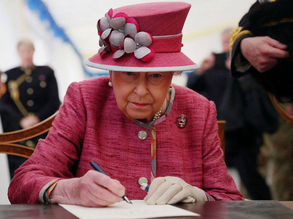 «Не стоит испытывать судьбу»: из-за коронавируса Елизавета II отменила десятки встреч и торжеств