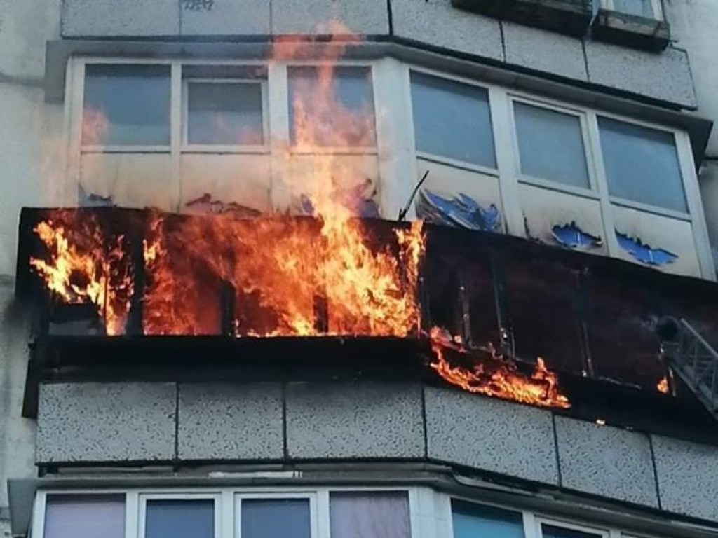 В Киеве произошел мощный пожар в 16-этажном доме (ФОТО)