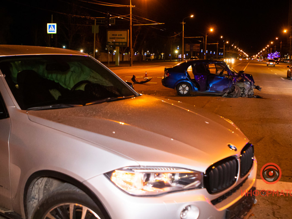 В Днепре водитель BMW осуществлял разворот и столкнулся с Chevrolet: пострадали два человека (ФОТО, ВИДЕО)