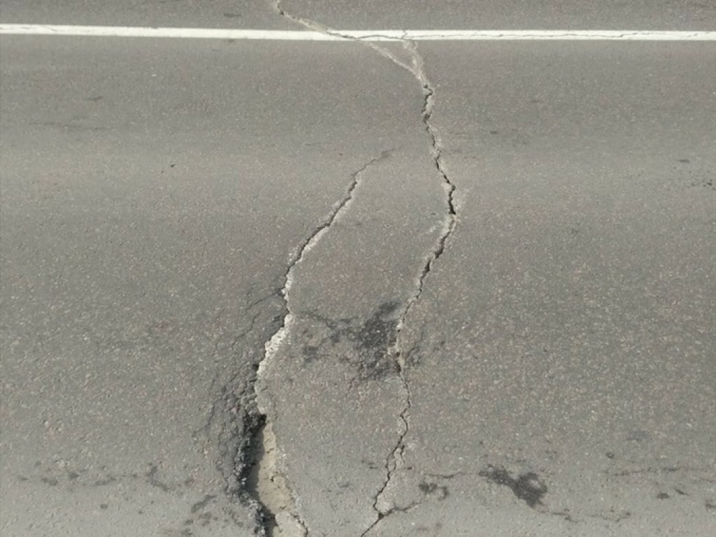 Из-за 100-метрового провала перекрыли автодорогу Дрогобыч &#8212; Трускавец (ВИДЕО)